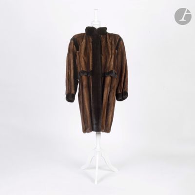 un manteau de fourrure marron et noir posé sur un pied de mannequin