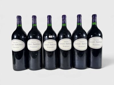 six bouteilles de vin sont alignées dans une rangée