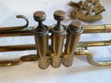gros plan d'une trompette en laiton à quatre pistons