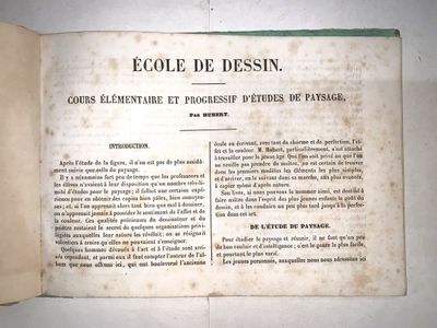 un vieux livre dont une page dépasse, posé sur une table