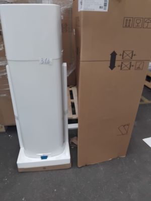 un réfrigérateur blanc posé à côté d'un carton