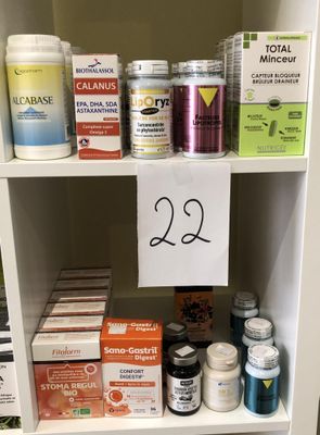 une étagère sur laquelle sont disposés de nombreux types de vitamines