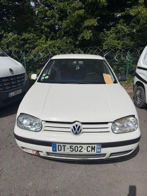 une voiture blanche garée dans un parking à côté d'autres voitures