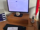 un bureau sur lequel se trouvent un écran, un clavier, une souris et d'autres objets