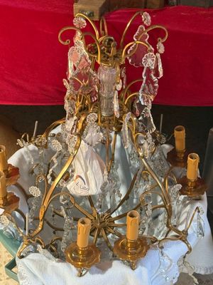 un lustre en or surmonté d'une robe