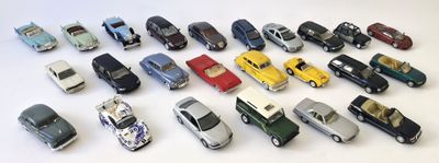 un grand nombre de voitures-jouets qui se trouvent sur la table