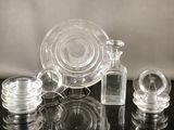 de nombreux objets en verre posés sur une table