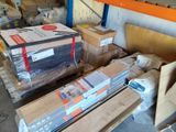 un grand nombre de boîtes posées sur une palette
