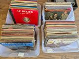 beaucoup de disques vinyles dans les bacs posés sur la table