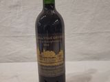 une bouteille de vin posée sur une table