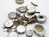 de nombreux types de montres de poche sur la table