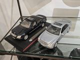 deux petites voitures posées sur une table en verre