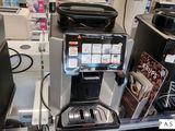 une machine à café exposée dans un magasin