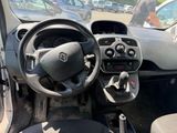 l'intérieur d'une petite voiture avec un volant et un tableau de bord