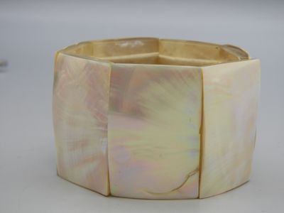 bracelet en nacre beige et rose avec des touches dorées