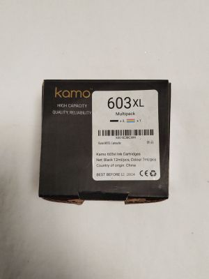 un gros plan sur la batterie d'un téléphone portable posée sur une surface blanche