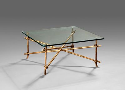 Belle table de salon à piétement en bronze simulant l'enchev…