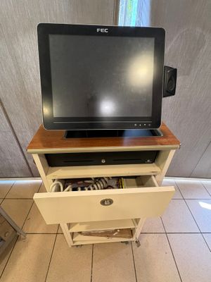un téléviseur posé sur un meuble