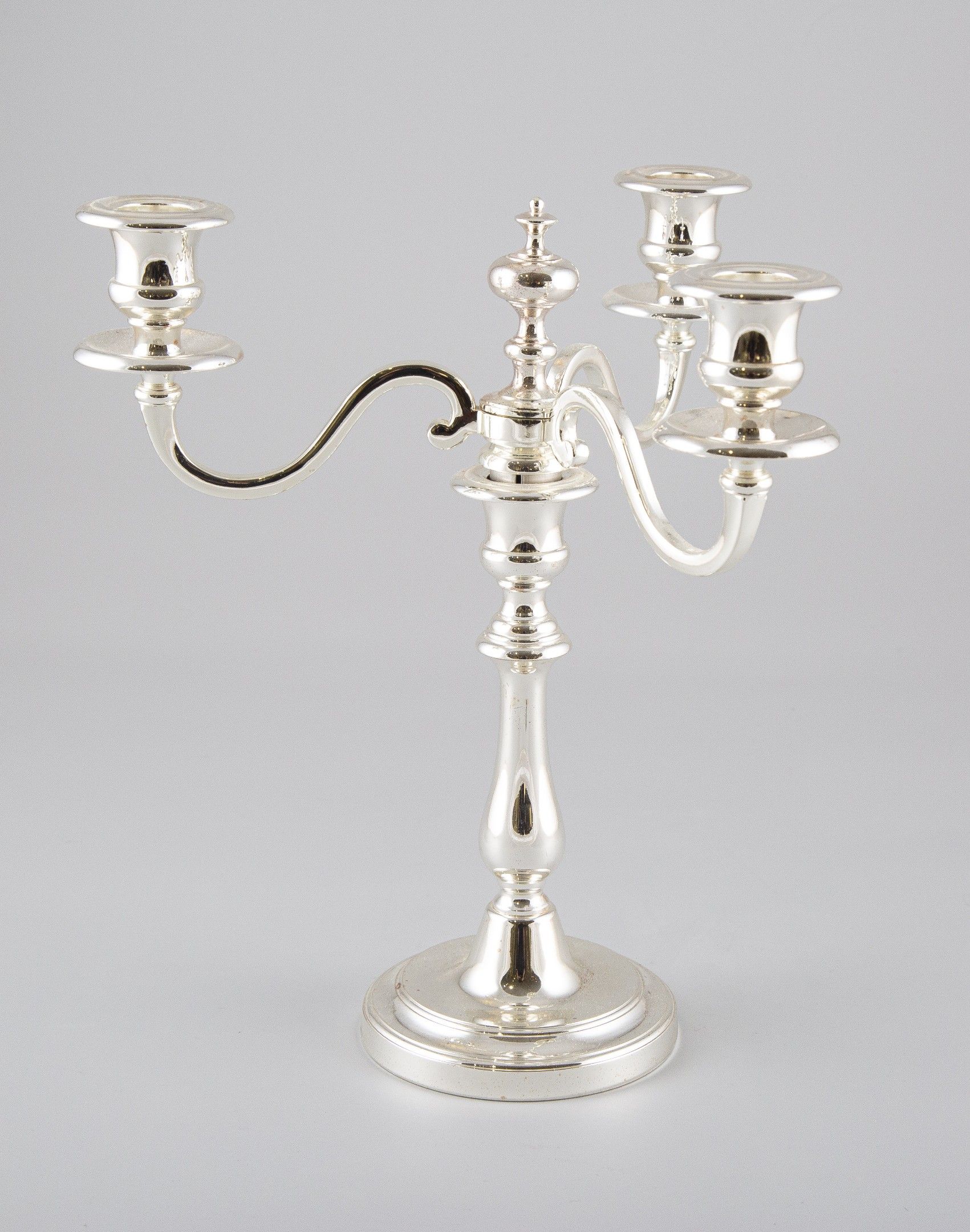 ERCUIS. Candélabre en métal argenté à trois bras de lumière.