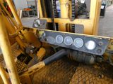 un gros plan sur les commandes d'un chariot élévateur