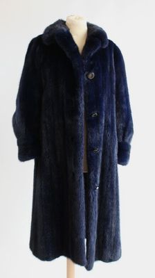 une photo d'un manteau de fourrure bleu sur un présentoir pour mannequin