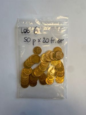 un sac de pièces d'or posé sur une table blanche