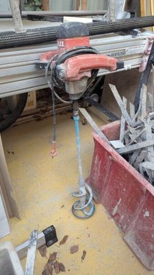 une boîte rouge contenant des outils, posée sur le sol