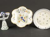 trois pièces de poterie différentes sont exposées sur un fond noir