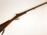 un fusil avec un canon en bois et une poignée en bois