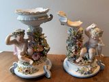 deux figurines posées l'une à côté de l'autre sur une table