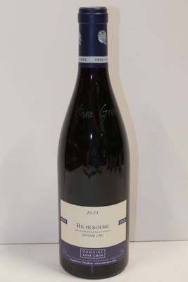 la bouteille de vin est posée sur la table, prête à être consommée