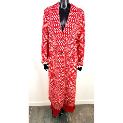 un manteau à motifs rouges et blancs sur un mannequin, un mannequin, un mannequin, un mannequin, un mannequin, un mannequin, un mannequin, un mannequin