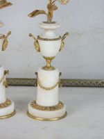 PAIRE DE BOUGEOIRS en marbre blanc et bronze doré à décor de… (photo 5)