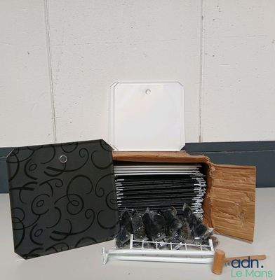 une photo d'une boîte contenant plusieurs CD
