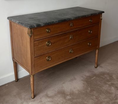 une commode en marbre dans le coin d'une pièce