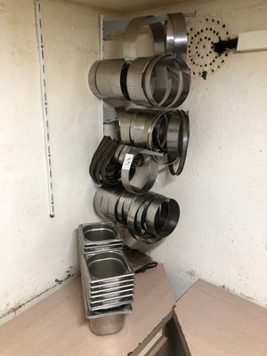 Lot de bacs en inox et moules divers - Photo 1