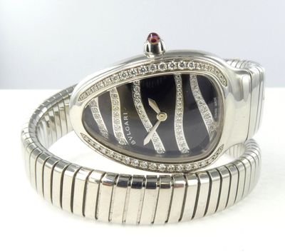 un bracelet en argent sur lequel est montée une montre noire et blanche