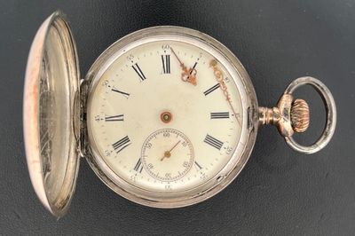 Montre savonnette en argent, boitier ciselé d'un cartouche v…