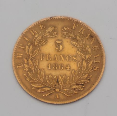 Une pièce de monnaie en or à valeur faciale de cinq Francs 1864A