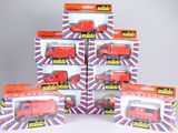 six camions rouges miniatures sont empilés les uns sur les autres