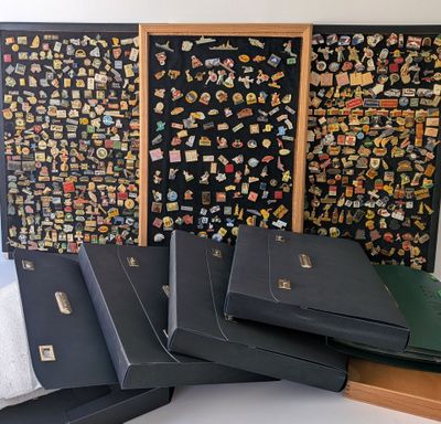 tout un tas de broches de toutes sortes accrochées au mur