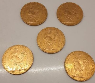 quatre pièces d'or portant l'image d'un homme et d'une femme