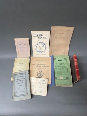 plusieurs livres sont empilés sur une table
