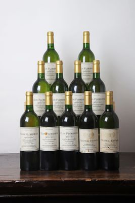 plusieurs bouteilles de vin posées sur une table en bois