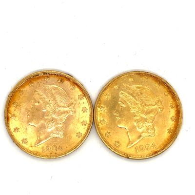 Deux pièces d'or sont représentées sur une surface blanche.