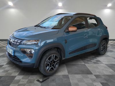 la voiture bleue est garée sur le sol à carreaux d'une pièce