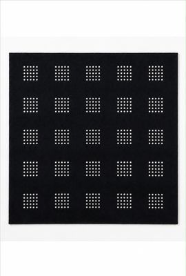 une photographie en noir et blanc représentant un motif carré sur fond blanc