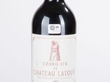 une bouteille de vin posée sur une table