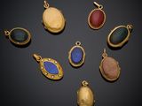 une collection de pendentifs en or et en pierre