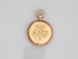une image représentant une montre de poche en or ornée d'un lion